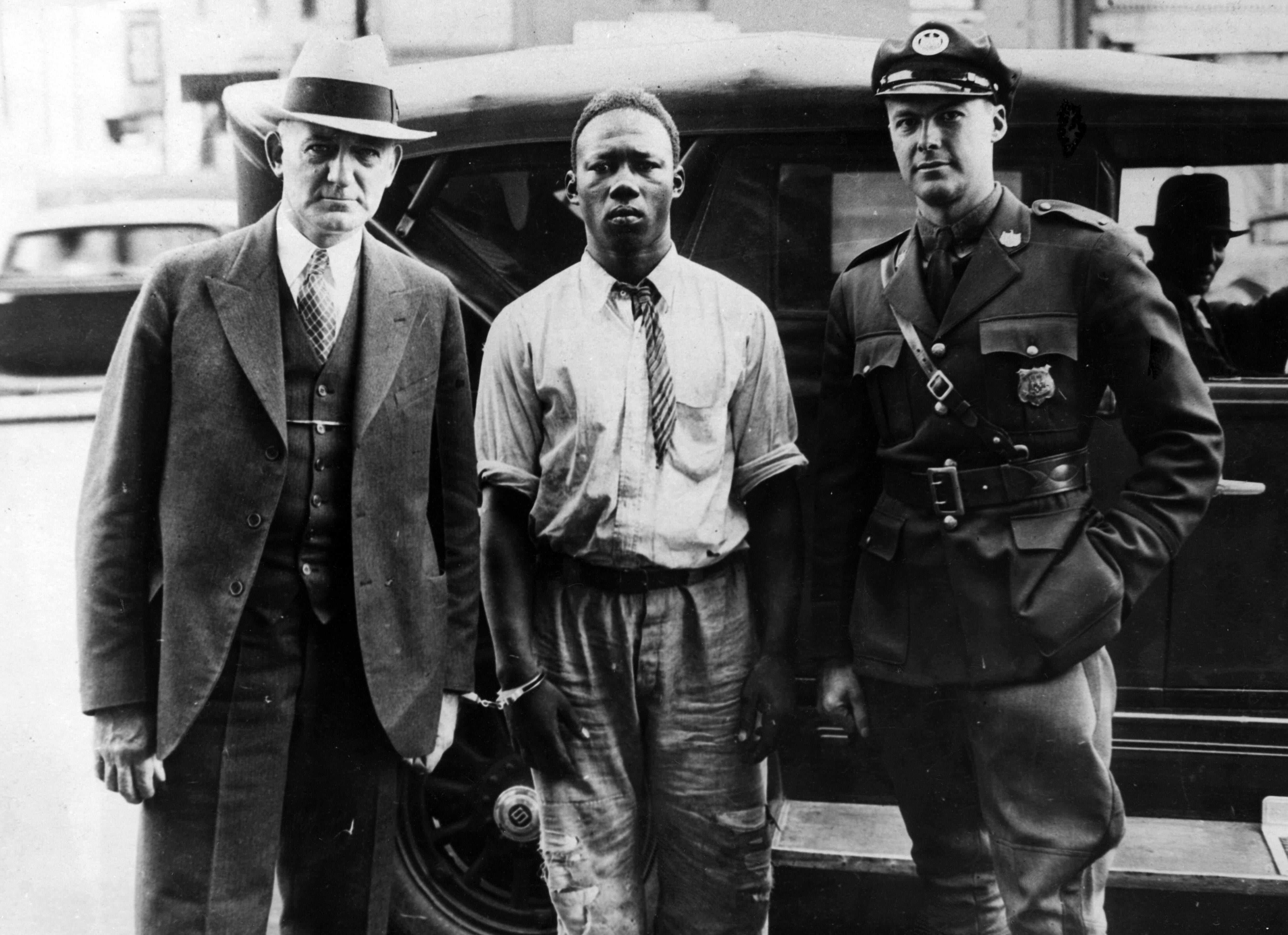 Two police officers transport prisoner George Armwood to Baltimore in the US state of Maryland.